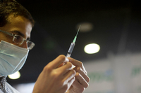 Ein Mitarbeiterin des Gesundheitswesens in Israel bereitet eine Spritze für eine Impfung gegen das Coronavirus vor. Foto: Maya Alleruzzo/AP/dpa