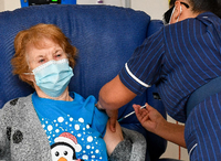 Frankreich, Servan: Das Personal im René-Muret Krankenhaus applaudiert, nachdem die 78-jährige Mauricette als erste Frau in Frankreich gegen Corona geimpft wurde. Foto: dpa/Thomas Samson