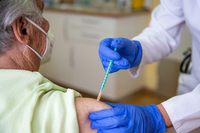 Eine Hausärztin impft eine Patientin gegen Corona. Foto: Christoph Schmidt/dpa
