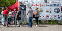 Impfwillige stehen Ende Juni am Impfzentrum in Leipzig. Foto: Hendrik Schmidt/dpa
