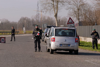 Italien: Reisende mit Mundschutzmasken warten an einer Bushaltestelle. Italien hat die höchste Zahl an nachgewiesenen Covid-19-Toten nach China. Foto: Roberto Monaldo/LaPresse/AP/dpa