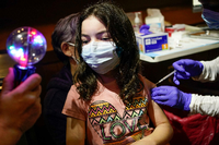 Emmanuelle Massin, 9 Jahre alt, erhält in Englewood, N.J., eine Corona-Impfung. Foto: dpa/Seth Wenig/AP