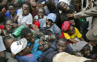 Hunger ist in Afrika der Begleiter der Pandemie: Kenianer versuchen, bei einer Lebensmittelverteilung zum Zug zu kommen. Foto: Brian Inganga/dpa