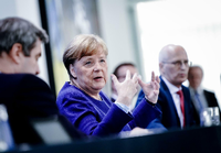 Bundeskanzlerin Angela Merkel, Markus Söder, Ministerpräsident von Bayern, und Peter Tschentscher, Erster Bürgermeister von Hamburg. Foto: Kay Nietfeld/dpa Pool/dpa