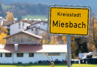 Der Landkreis Miesbach ist derzeit einer der vom Coronavirus am stärksten betroffenen Landkreise in Deutschland. Foto: Peter Kneffel/dpa