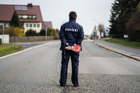 Polizisten kontrollieren die Ortsein- und Ausfahrt von Mitterteich. Das Landratsamt in Tirschenreuth erteilte am Mittwochabend eine Ausgangssperre. Foto: Nicolas Armer/dpa