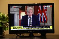 Boris Johnson ist auf einem Fernseher zu sehen. Isabel Infantes/imago images/PA Images