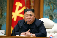 Nordkoreas Machthaber Kim Jong Un in einer Apotheke Foto: dpa/KCNA