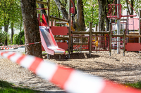 Ein gesperrter Spielplatz an der Innpromenade in Passau. Die Spielplätze in Bayern sind weiterhin gesperrt, um die weitere Ausbreitung des Coronavirus einzudämmen. Foto: Armin Weigel/dpa