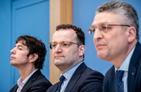 Christian Drosten (l) sitzt neben Bundesgesundheitsminister Jens Spahn während der Bundespressekonferenz am 2. März 2020. Foto: picture alliance/dpa/Michael Kappeler