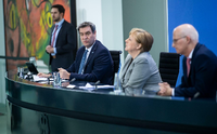 Bundeskanzlerin Angela Merkel kommt zusammen mit Regierungssprecher Steffen Seibert, Olaf Scholz, Peter Tschentscher und Markus Söder zu einer Pressekonferenz im Bundeskanzleramt. Foto: dpa