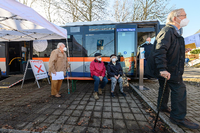 Sachsen: Rentner warten bei einem Testlauf vor einem sogenannten rollenden Impfzentrum, einem umgebauten Linienbus. Foto: Robert Michael/dpa-Zentralbild/dpa