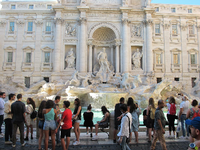 Die Zahl der Touristen in Italiens Hauptstadt ist derzeit relativ niedrig, auch, wenn das am Trevi-Brunnen nicht so aussieht. Foto: dpa / Petra Kaminsky
