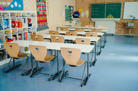 Ein leeres Klassenzimmer in der Corona-Pandemie in einer Grundschule.  Foto: Sebastian Gollnow/dpa-Bildfunk