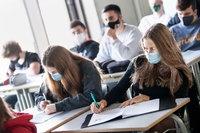 In Berlins Schulen wurde die Maskenpflicht bis Anfang Oktober verlängert. Foto: Matthias Balk/dpa