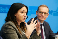 Dilek Kalayci (SPD), Berlins Senatorin für Gesundheit neben Michael Müller (SPD), Regierender Bürgermeister. Foto: Annette Riedl/dpa