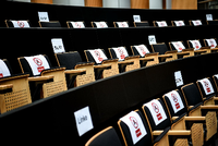 In der Plenarsitzung im Berliner Abgeordnetenhaus ist wegen der Ausbreitung des Coronavirus eine neue Sitzordnung vorbereitet worden. Foto: Britta Pedersen/dpa-Zentralbild/dpa