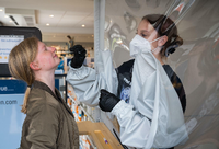 Ein Frau wird in einer Apotheke auf das Coronavirus getestet. Foto: dpa/Bernd Thissen