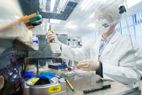 Das Unternehmen Bioscientia, eines der größten Labore in Deutschland, hilft mit Sequenzer-Automaten bei der Suche nach Corona-Mutanten. Foto: Andreas Arnold/dpa