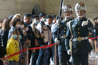 Besucher der Chiang Kai-shek-Gedenkhalle in Taipei, Taiwan. Foto: Chiang Ying-Ying/AP/dpa