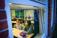 Schule in Coronazeiten - zumeist noch in Präsenz statt digital. Foto: Gregor Fischer/dpa