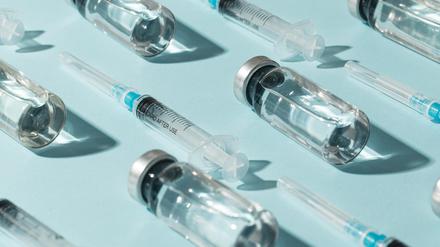 Deutschland bekommt durch abgeschlossene Verträge weiterhin Millionen neue Vakzine. Doch der Impfstoff wird kaum noch gebraucht.