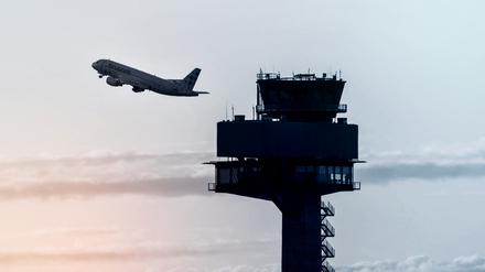 Ein Flugzeug hebt am Flughafen BER ab, (Symbolbild)