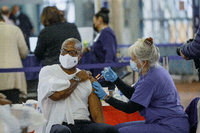 Ein Mann wird in San Diego geimpft. Foto: Sandy Huffaker/Getty Images/AFP