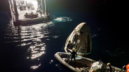 Blick auf die SpaceX-Dragon-Kapsel nach der Landung im Golf von Mexiko.