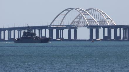 Aufgrund der beschädigten Kertschbrücke muss Russland den Nachschub auch über Kampfschiffe organisieren.
