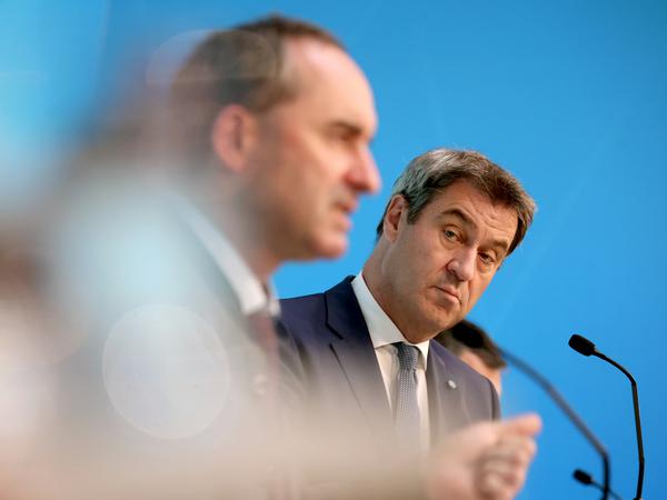 Markus Söder (rechts) beäugt seinen Vize Hubert Aiwanger von den Freien Wählern genau. Kostet der ihm bei der Landtagswahl trotz der Affäre um ein Nazi-Flugblatt wichtige Stimmen? 