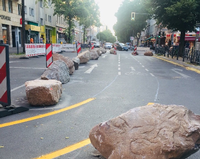 Steine gegen Rüpelparker: Bei Fahrradaktivisten kommt die Maßnahme gut an. Foto: Corinna von Bodisco