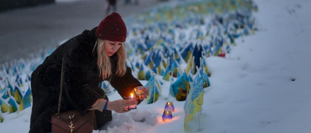  Licht der Hoffnung? Eine Frau auf dem Platz der Unabhängigkeit in Kiew. 