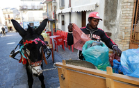 Müllabfuhr per Eselskarren im italienischen Dorf Riace, mit Hilfe der Zuwanderer. Foto: Max Rossi/Reuters