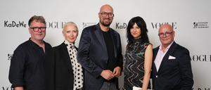 Scott Lipinski und Christiane Arp vom Fashion Council Germany, Wirtschaftsstaatssekretär Michael Biel, Kerstin Weng von der Vogue und der Chef der KaDeWe-Gruppe André Maeder.