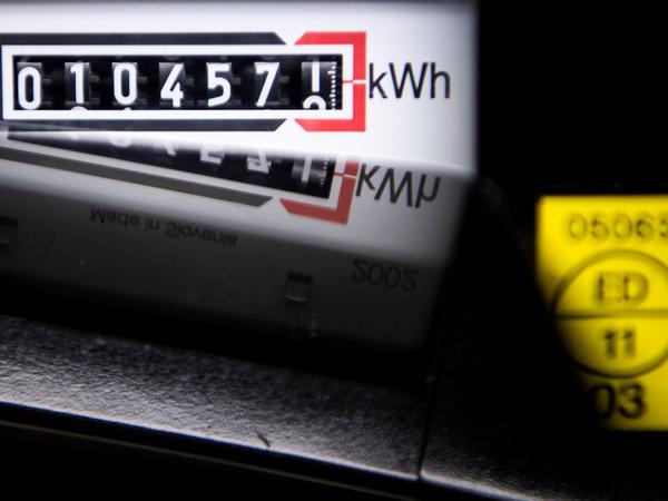  Ein Stromzähler zeigt die verbrauchten Kilowattstunden an.