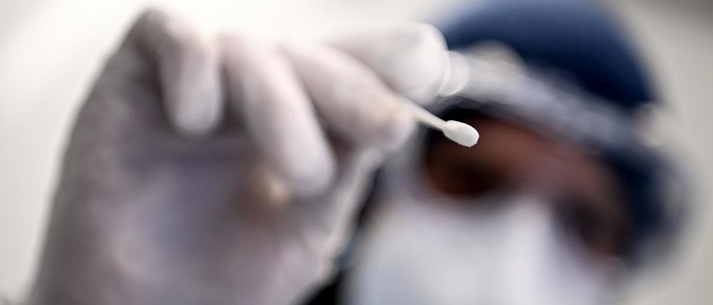 Ein Arzt hält ein Teststäbchen für die Entnahme einer Probe für einen PCR-Test in der Hand. Auf eine mögliche neue Pandemie sei die Welt nicht ausreichend vorbereitet, warnt die Organisation GPMB. (Archivfoto)