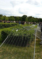 Nachgebende Zäune. Die Absperrungen des Grünflächenamts wurden von Demonstranten umgestoßen, um auf die Reichstagswiese zu gelangen. Foto: David Meidinger