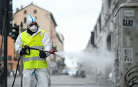 Ein Arbeiter desinfiziert in Mailand die Straßen. Foto: REUTERS/Daniele Mascolo