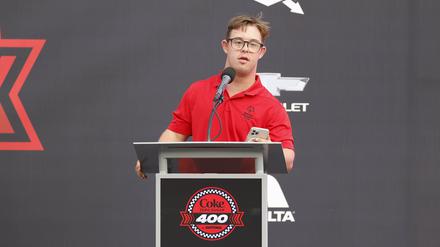 Chris Nikic spricht zur Menge auf dem Daytona International Speedway in Dayton. (Archivfoto)