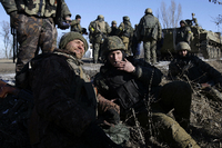 Ukrainische Soldaten nahe Artemiwsk, rund 50 Kilometer von der Stadt Debalzewe entfernt, die zuvor von prorussischen Separatisten erobert wurde. Foto: Anatolii Stepanov/AFP