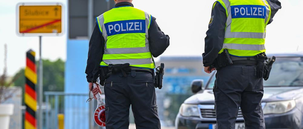 Beamte der Bundespolizei stehen bei der Einreise nach Deutschland am deutsch-polnischen Grenzübergang Stadtbrücke in Frankfurt (Oder).