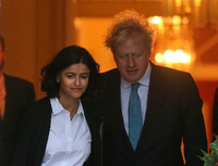 Munira Mirza und Premierminister Boris Johnson auf einer Aufnahme aus dem Dezember 2020. Foto: imago images/ZUMA Wire