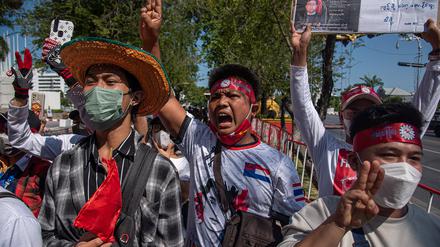 Gastarbeiter aus Myanmar demonstrieren vor dem UN-Gebäude in Bangkok, Thailand.