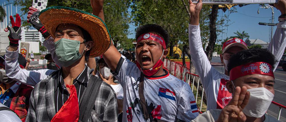 Gastarbeiter aus Myanmar demonstrieren vor dem UN-Gebäude in Bangkok, Thailand.