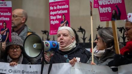 Aktivisten protestieren am Montag in London gegen die Entscheidung des Gerichts, Abschiebeflüge zu erlauben.