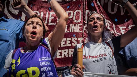 Soziale und politische Organisationen forderten einen aktiven nationalen Streik inmitten des neuen Mega-Dekrets von Präsident Javier Milei.