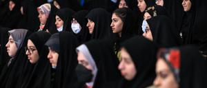 Studentinnen an der Universität von Teheran während einer Rede des Präsidenten.  