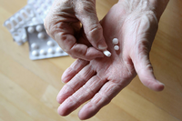 Arzneitests an Dementen sind nun auch erlaubt, wenn sie den Erkrankten gar nicht nützen. Foto: dpa-tmn