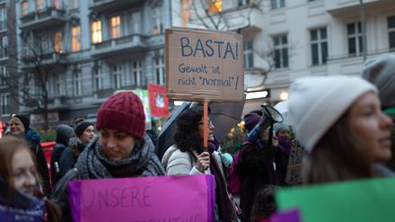„Basta! Gewalt ist nicht ‚normal‘“ steht auf einem Plakat bei einer Demo am Internationalen Tag zur Beseitigung von Gewalt gegen Frauen in Berlin.